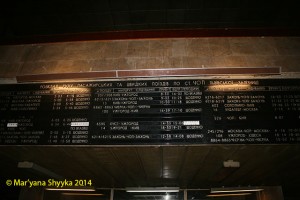 Il tabellone con gli orari dei treni nella stazione di Chop